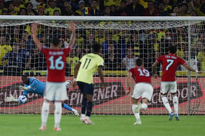 Moisés Ramírez fue clave en el arco de Ecuador, ya que le detuvo un tiro penal a Luis Díaz.