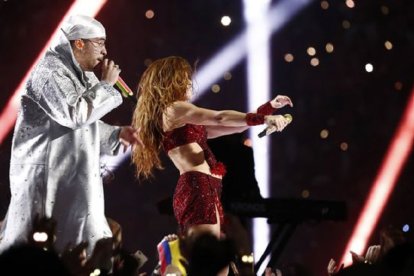 Shakira y Bad Bunny juntos durante el Super BOwl.