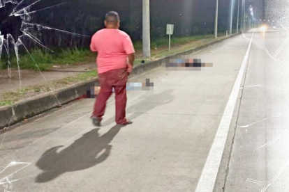 Los dos jóvenes de nacionalidad colombiana quedaron inertes en la carretera.