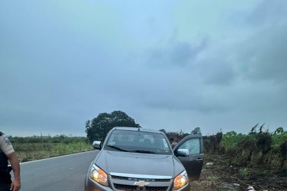 La camioneta quedó en uno de los carriles con el cadáver en su interior.