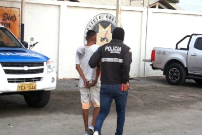 Momentos en que trasladan a sospechoso de amenazar a sus víctimas y llevarlas a sitios abandonados.