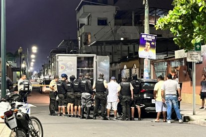 Los agentes revisaron el vehículo negro donde estaba la víctima.