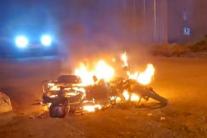 El vehículo fue incinerado totalmente.