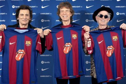 El logo de la famosa banda británica de rock, Rolling Stones, aparecerá en la camiseta del Barcelona de España.