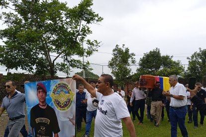 En la despedida de ‘Mi comando’, sus amigos lo llevaron a la cancha donde jugaba.