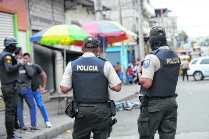 Uno de los policías bloqueó la escena para evitar el trabajo de la fotoperiodista.