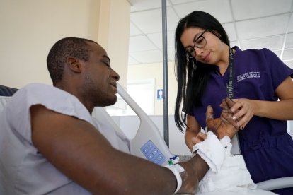 Bryan aún se recupera de la operación que le realizaron en el hospital Pablo Arturo Suárez, norte de Quito.