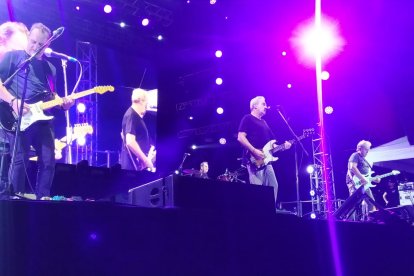 David Summers cantó los temas más icónicos de la banda.