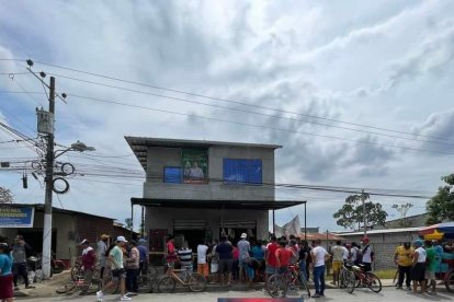 Dos sujetos abordo de una motocicleta dispararon contra un hombre en una tienda.