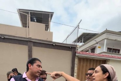 Enfrentamientos. Las autoridades trataron de quitar las rejas, pero el vecindario no se lo permitió porque no tenían una orden. Hubo forcejeos.