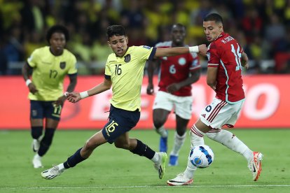 Kendry Páez (i) fue titular con Ecuador, en el duelo que se dio ante Colombia, en la cuarta fecha de las eliminatorias al Mundial del 2026.
