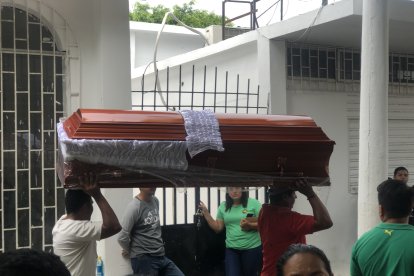 Familiares acudieron a retirar los restos del estudiante.