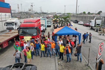 El 12 de octubre, decenas de conductores realizaron una protesta en los accesos al puerto de Guayaquil pidiendo acciones ante la inseguridad.