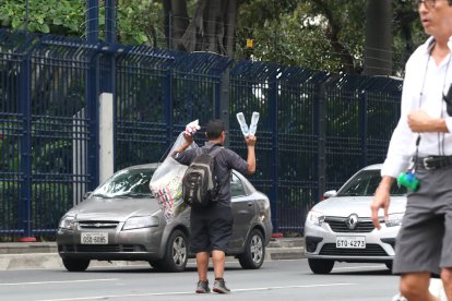 A lo largo de la avenida Simón Bolívar, también llamada Malecón, comerciantes ofrecen productos.