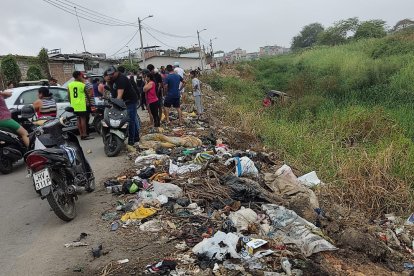 La mototaxi en la cual trabajaba el fallecido quedó encunetada.