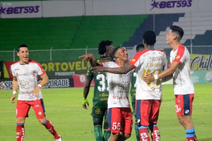 Los jugadores de El Nacional y su festejo tras el gol de Jorge Ordóñez, en el estadio 9 de Mayo de Machala.