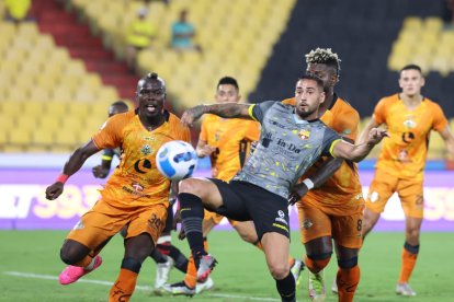 Francisco Fydriszewski, de Barcelona, abrió la cuenta en Guayaquil, ante los naranjas de Libertad.