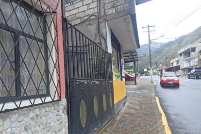 Cuando iba a ingresar por este portón, sobre la avenida Amazonas, atacaron a José Rivas Lozano.