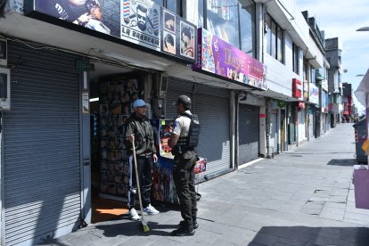 Los policías preguntan a los dueños de locales si han sufrido extorsiones.