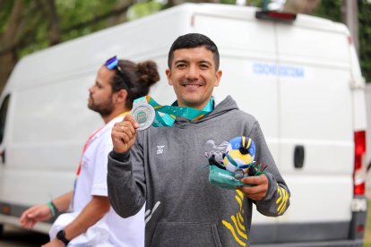 Richard Carapaz con la medalla de plata que ganó en la prueba de contrarreloj de los Juegos Panamericanos.