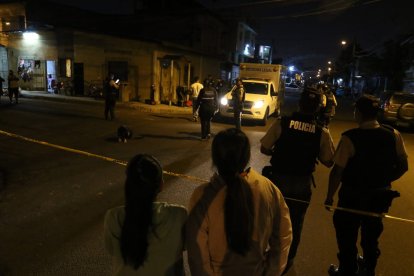 Sobre la acera quedó el cadáver de un hombre, en la 28 y la C, suburbio de Guayaquil.