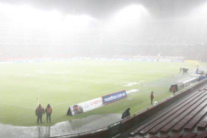 La foto no esta opaca, es el clima en el estadio Rodrigo Paz.