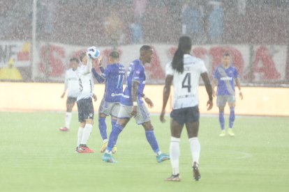 El duelo entre Liga de Quito y Emelec, que se dio el 22 de octubre de 2023, tuvo que ser suspendido por una intensa lluvia.