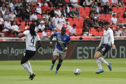 Jaime Ayoví, tratando de ingresar al área de Liga de Quito que tiene a Ricardo Adé y Facundo Rodríguez.