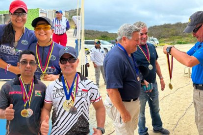 Kelvin Torres campeón de tiro Súper Jr. y recibió la medalla de su mamá Katherine Jaramillo: El comandante General del Ejército, general Gustavo Acosta, premia a Roberto Gilbert como campeón Gran Máster. Los ganadores del acumulado invernal: Kléber Ochoa, campeón, y Carlos Robalino, vicecampeón.