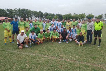 Todos los participantes en la tarde deportiva, al final sirvió para confraternizar.
