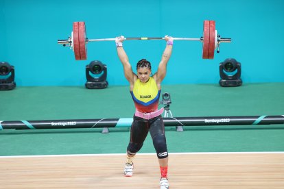 La fortaleza de Angie Palacios durante la prueba de halterofilia en los Juegos Panamericanos Santiago 2023.