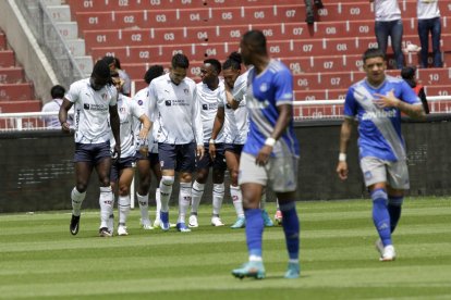 Los jugadores de Liga de Quito felicitan a José Quintero tras marcar el gol que les dio la victoria sobre Emelec.