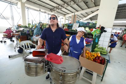 Alejandro toca todo instrumento de percusión: timbal, bongó, batería, etcétera.