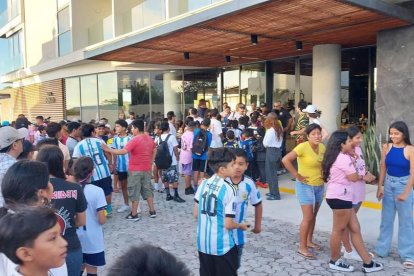Galápagos es una locura hinchas de Messi fuera del hotel Índigo a la espera que aparezcas Lionel Messi.