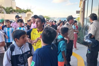 Fuera de un hotel en Galápagos, los fans de Lionel Messi, esperando a ver si era verdad que estaba presente.