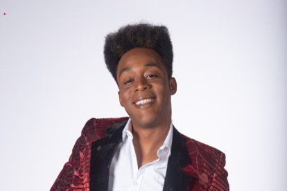 El comediante, de 29 años, es quien escribe su propio contenido para los shows de comedia que presenta en un bar.