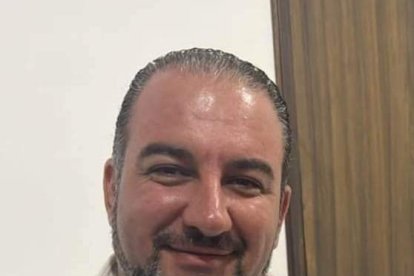 El funcionario fue atacado cuando estaba fuera de su casa.