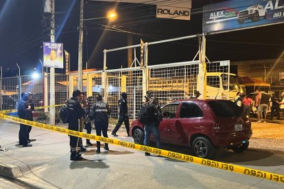 Uno de los cuerpos quedó al interior de un vehículo color rojo que se encontraba afuera del local.