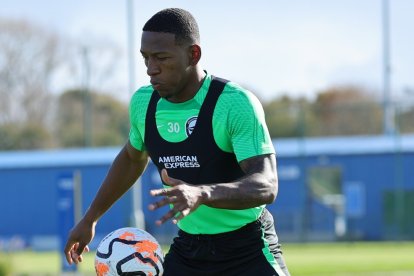 Pervis Estupiñán ha vuelto a realizar trabajos de campo con el Brighton.
