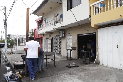 Quienes laboran en el taller resultaron ilesos luego del intento de robo. Los moradores piden que policías patrullen más seguido el sector.
