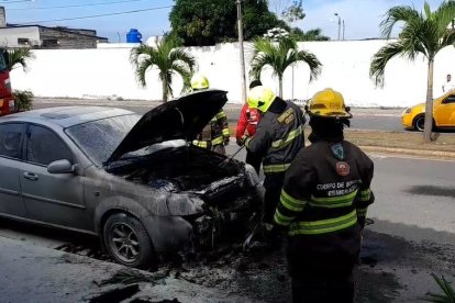 Hubo al menos cuatro carros quemados en Esmeraldas.