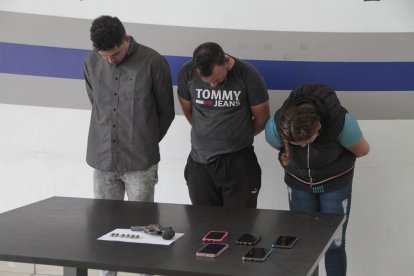 La mujer detenida lloraba en las instalaciones de la Policía Judicial aduciendo que no tenía que ver en el crimen.