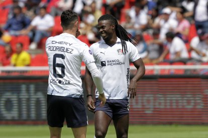 Facundo Rodríguez y Ricardo Adé han formado una sólida zaga en Liga de Quito en lo que va de la temporada.