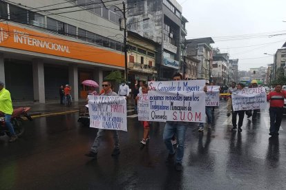 Con carteles, los trabajadores del municipio reclamaron dos meses impagos.