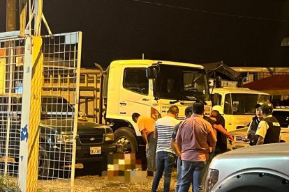 Allegados de los occisos llegaron hasta la escena del crimen, rompieron las cintas de seguridad.