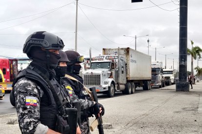 Transportistas en el Puerto Marítimo de Guayaquil son resguardados por la Policía.