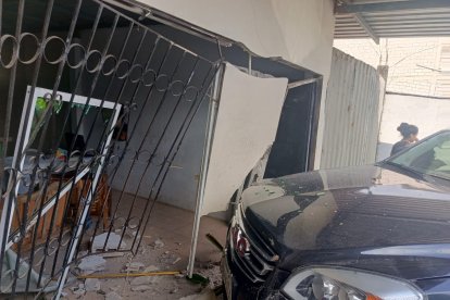 Contra esta vivienda se impactó la camioneta que fue reportada como robada.