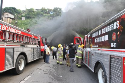 El jefe del Cuerpo de Bomberos pide que la gente los deje trabajar, pues en ocasiones les han impedido apagar incendios en viviendas.