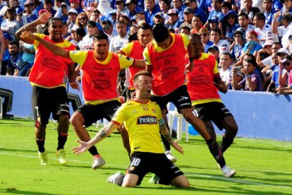 Damián Díaz (c) fue el autor del gol con el que Barcelona venció a Emelec, en el Clásico del Astillero del 26 de octubre del 2016.