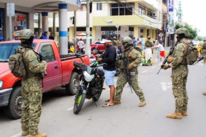 Militares hicieron control y revisaron a ciudadanos en distintos puntos de la urbe.